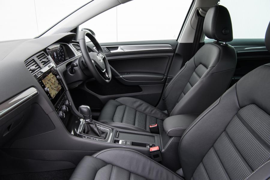 Интерьер Volkswagen Golf Alltrack 2017 года  (UK) (фото 21 из 33)